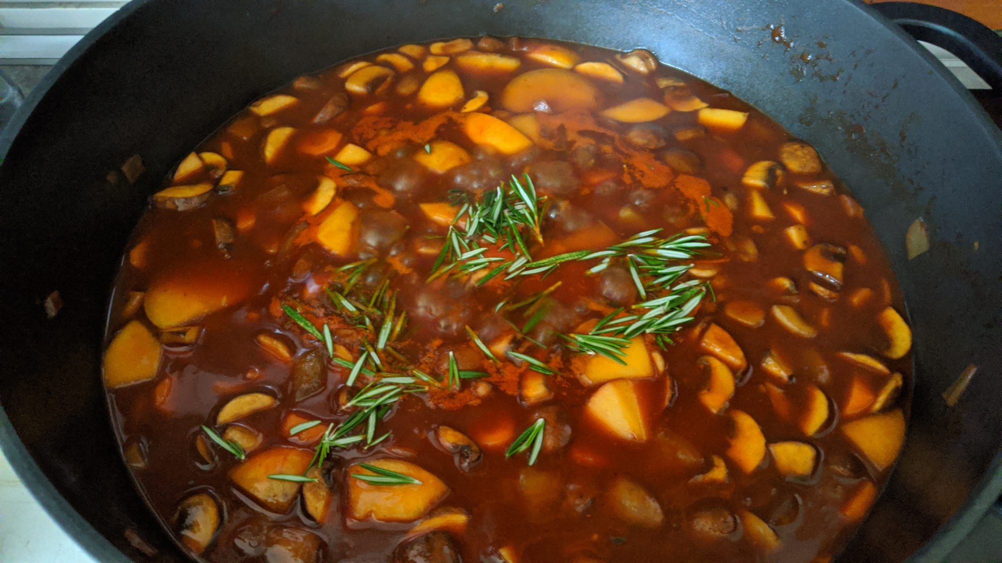 vegane Bratensauce mit Rosmarinzweig