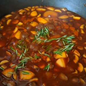 vegane Bratensauce mit Rosmarinzweig