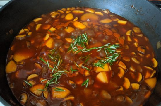vegane Bratensauce mit Rosmarinzweig