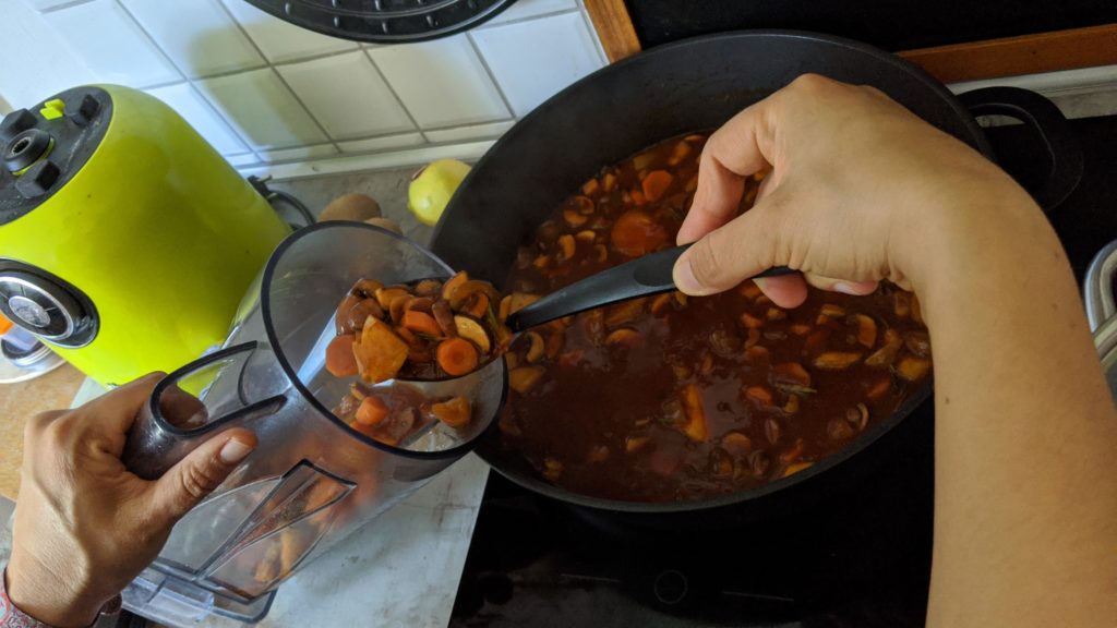 Bratensoße in Mixer füllen