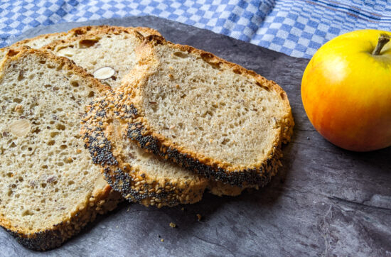 Einfaches Dinkel-Roggen-Brot mit Apfel