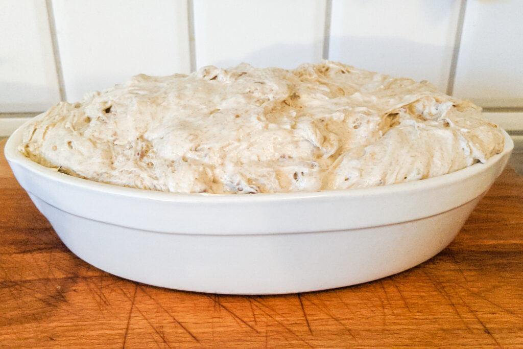 Dinkel-Roggen-Brot Hefeteig in Backform vor dem Backen