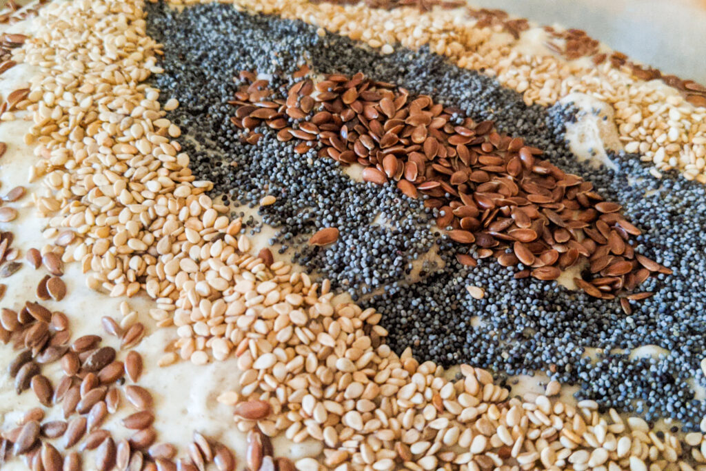 Dinkel-Roggen-Brot Körner-Topping auf Brotteig