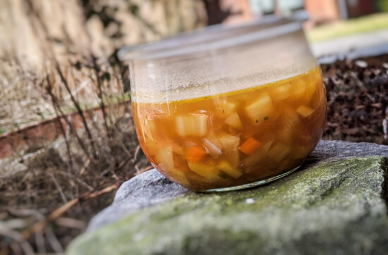 schnelle Kohlsuppe im Glas, outdoor