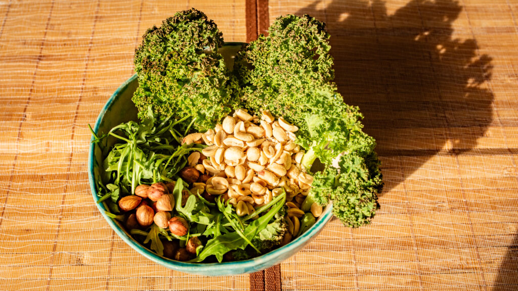GRÜNKOHL-NUSS-PESTO Zutaten in Bowl