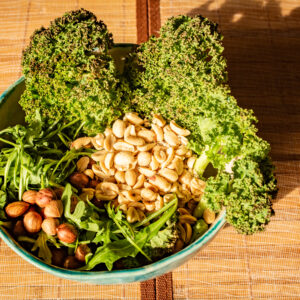 GRÜNKOHL-NUSS-PESTO Zutaten in Bowl
