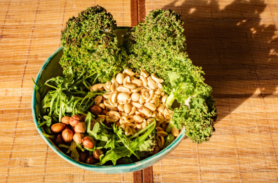 GRÜNKOHL-NUSS-PESTO Zutaten in Bowl