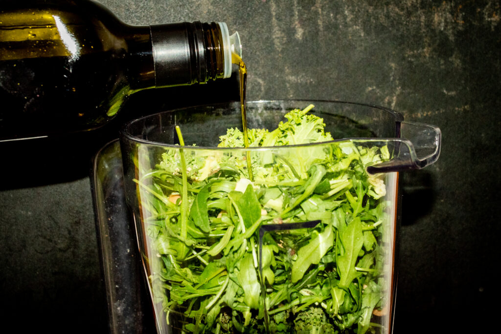 GRÜNKOHL-NUSS-PESTO Öl wird in den Mixer gegossen
