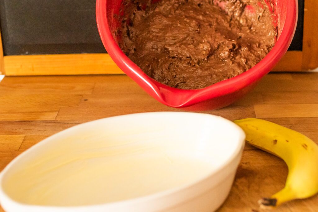 BANANENBROT Teig kommt in gefettete Form