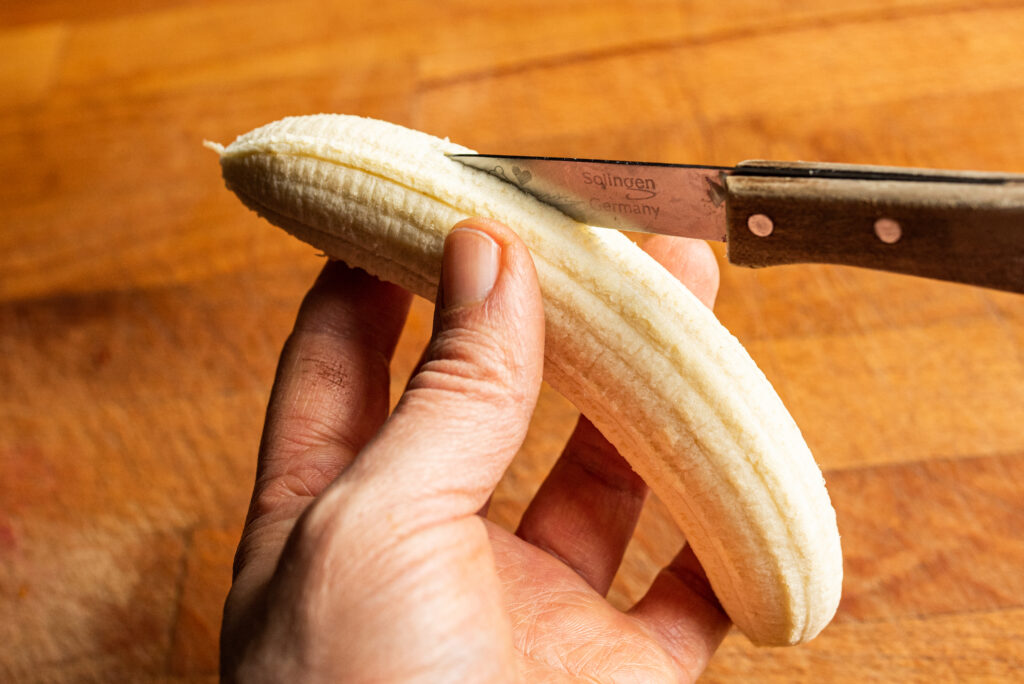 BANANENBROT Banane wird halbiert