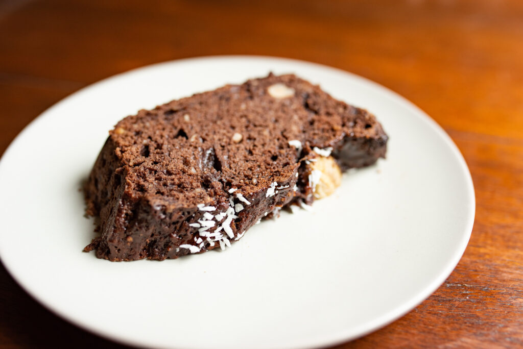 BANANENBROT Scheibe auf Teller