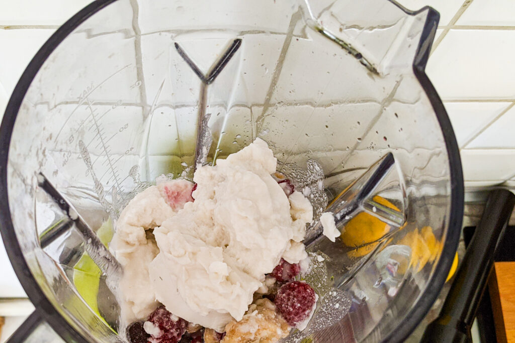BEEREN-EIS im Mixer von oben