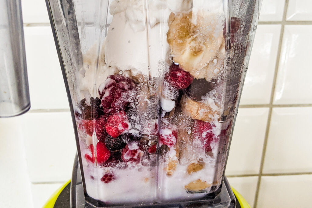 BEEREN-EIS im Mixer seitlich