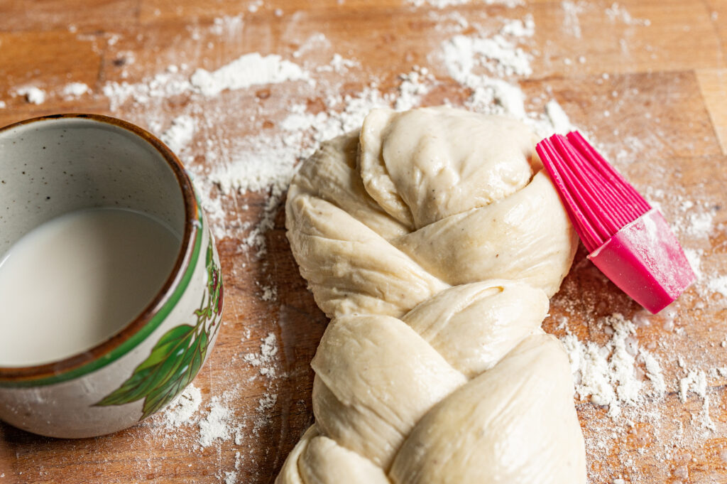 HEFEZOPF Teig mit Milch bepinseln
