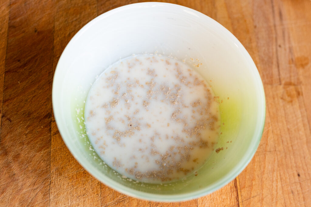HEFEZOPF Hefe und Zucker in Milch bröseln