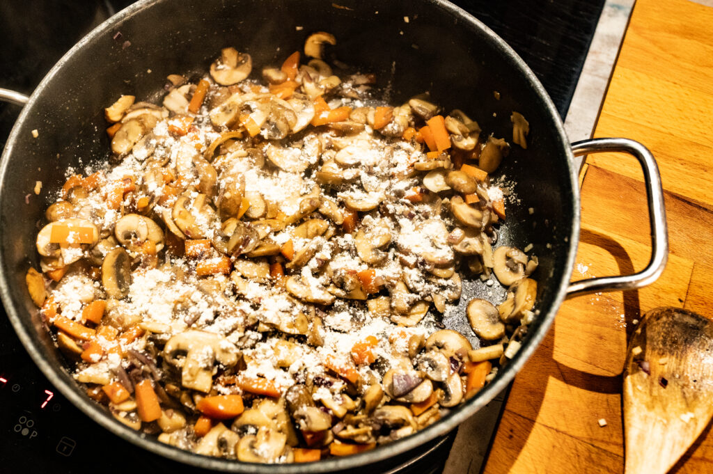 HERZHAFTE WAFFELN MIT PILZ STROGANOFF Mehl hinzufügen