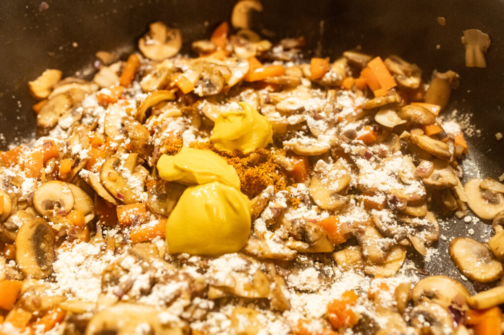 HERZHAFTE WAFFELN MIT PILZ STROGANOFF Senf hinzufügen