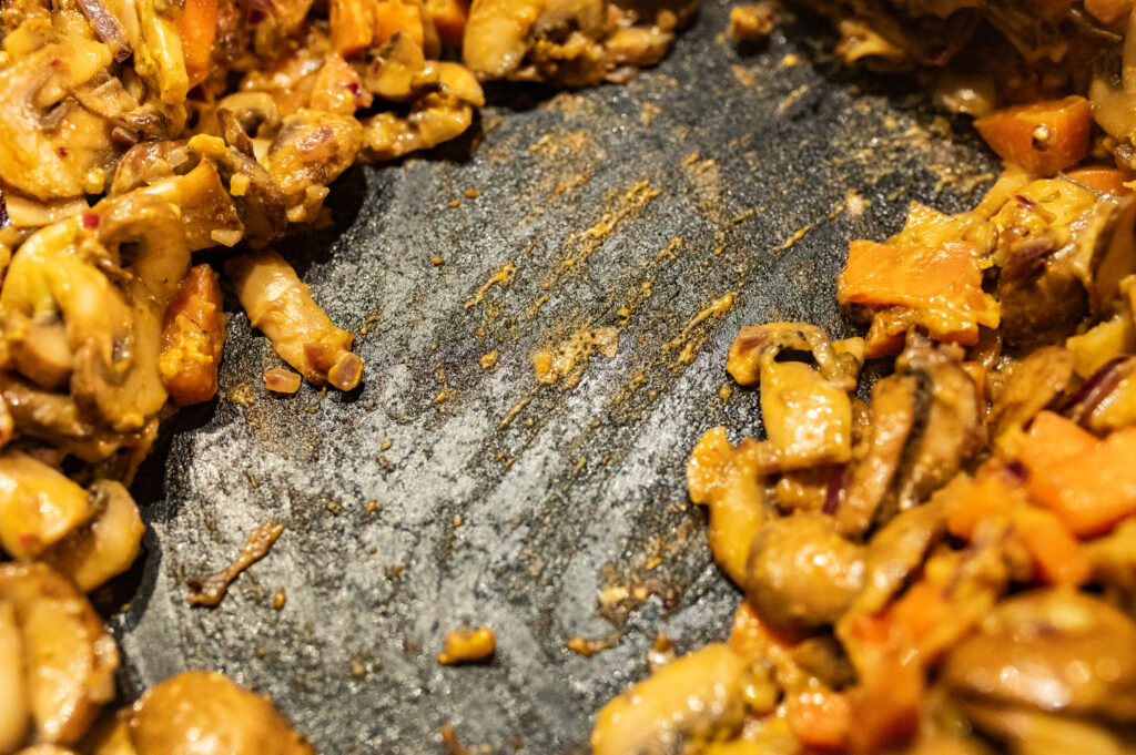 HERZHAFTE WAFFELN MIT PILZ STROGANOFF schmoren