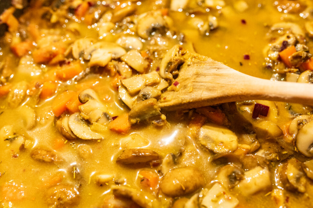 HERZHAFTE WAFFELN MIT PILZ STROGANOFF Flüssigkeit auffüllen