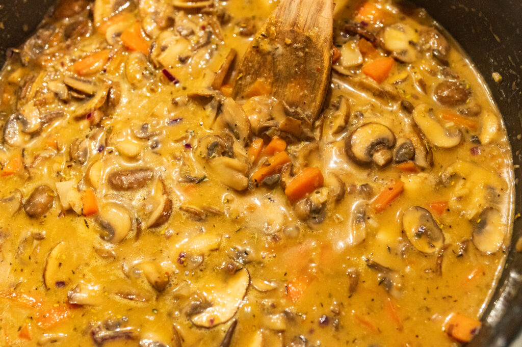 HERZHAFTE WAFFELN MIT PILZ STROGANOFF Frischkäse hinzufügen