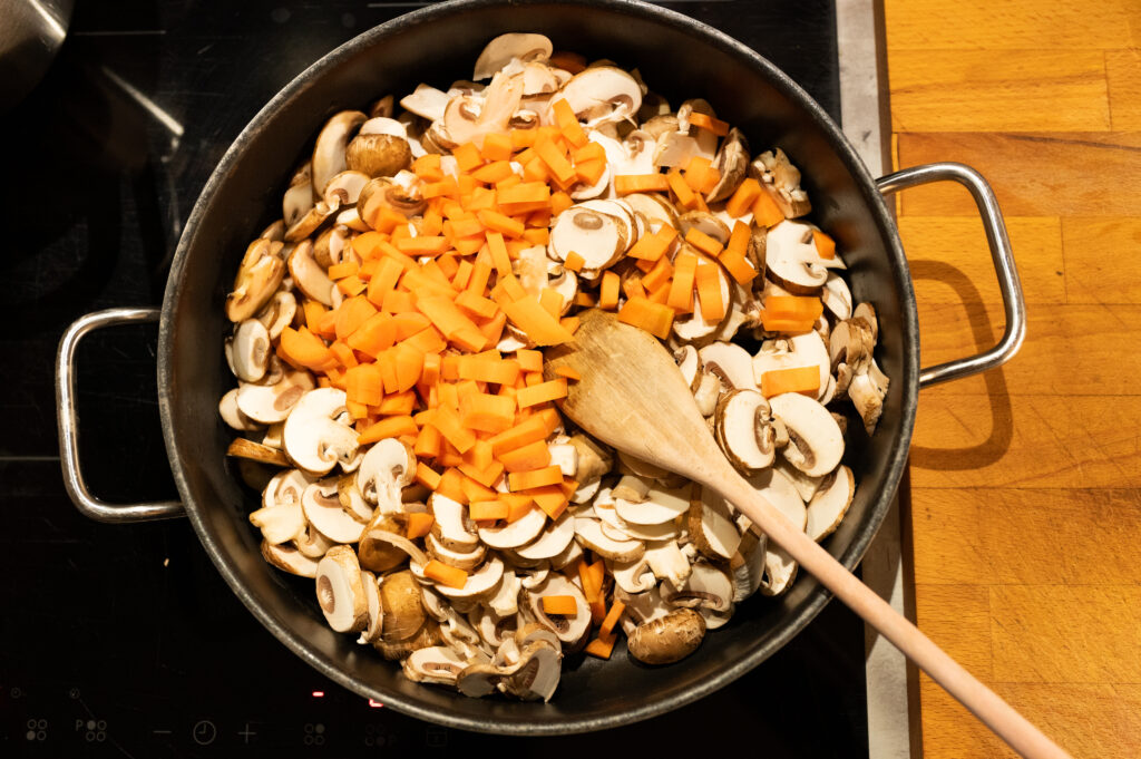 HERZHAFTE WAFFELN MIT PILZ STROGANOFF Pilze anbraten und Möhren