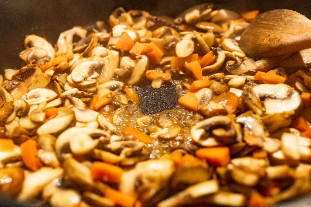 HERZHAFTE WAFFELN MIT PILZ STROGANOFF Pilzpfanne anschmoren