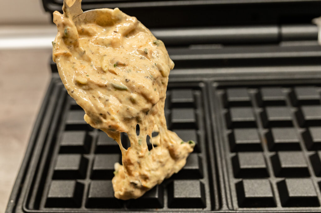 HERZHAFTE WAFFELN MIT PILZ STROGANOFF Waffelteig auf Waffeleisen