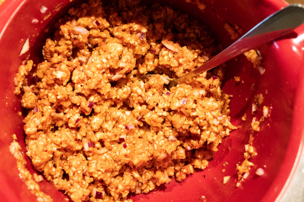 VEGANES METT AUS REISWAFFELN - Masse mit Löffel vermengen